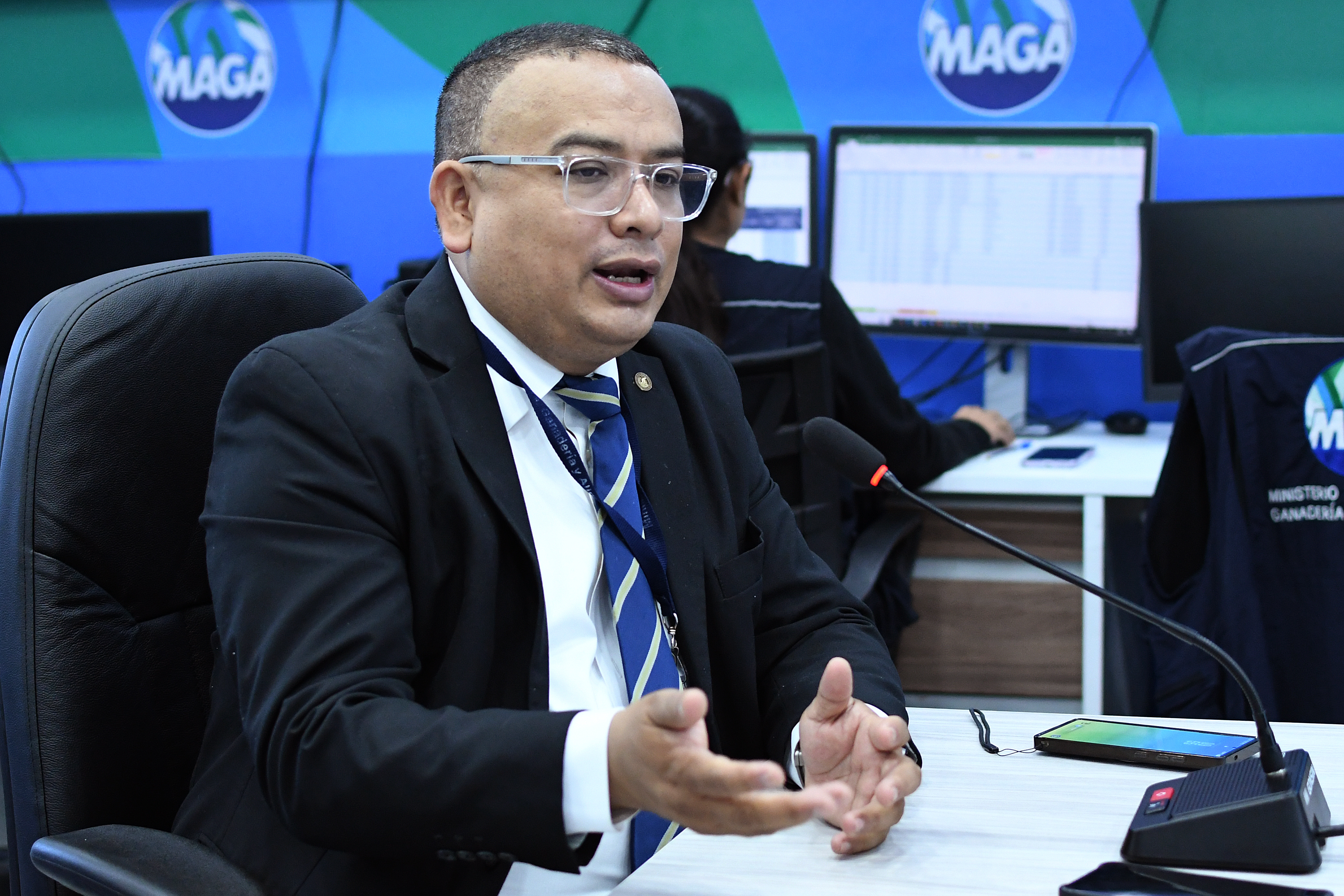 Director de Información Geográfica, Estratégica y Gestión de Riesgos (Digegr) del Ministerio de Agricultura, Ganadería y Alimentación (MAGA) de Guatemala, Rafael López, dice que la escasez de lluvias registrada desde mayo pasado ha dejado los suelos guatemaltecos en una situación crítica. (Foto Prensa Libre: EFE/ Alex Cruz). 