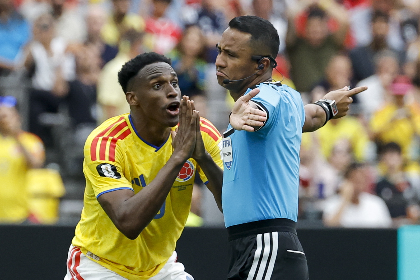 VANCOUVER (Canada), 08/07/2026.- Colombia's Jhon Lucumi (L) gestures towards referee Ivan Barton during the FIFA World Cup 2026 Round of 16 match Switzerland against Colombia, in Vancouver, Canada, 07 July 2026. (Suiza) EFE/EPA/PETER KLAUNZER