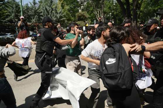 ANKARA (Turkey), 07/07/2026.- Police and protesters clash during an anti-NATO protest in Ankara, Turkey, 07 July 2026. The demonstration, organized by the Communist Party of Turkey (TKP), calls for NATO to leave Turkey and opposes the alliance's military policies ahead of the NATO Summit. (Protestas, Turquía) EFE/EPA/NECATI SAVAS