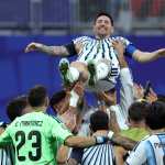 Lionel Messi celebra con sus compañeros de Argentina, la clasificación a cuartos de final. (Foto Prensa Libre: EFE)