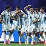 ATLANTA (United States), 07/07/2026.- Lionel Messi of Argentina (3-L) celebrates with teammates after scoring the 2-2 equalizing goal during the FIFA World Cup 2026 Round of 16 match Argentina against Egypt, in Atlanta, USA, 07 July 2026. (Egipto) EFE/EPA/RONALD WITTEK