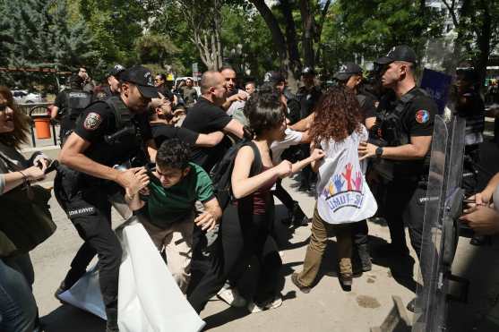 ANKARA (Turkey), 07/07/2026.- Police and protesters clash during an anti-NATO protest in Ankara, Turkey, 07 July 2026. The demonstration, organized by the Communist Party of Turkey (TKP), calls for NATO to leave Turkey and opposes the alliance's military policies ahead of the NATO Summit. (Protestas, Turquía) EFE/EPA/NECATI SAVAS
