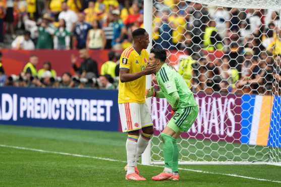 AMDEP8510. VANCOUVER (CANADÁ), 07/07/2026.- Yerry Mina (i) y Camilo Vargas de Colombia reaccionan este martes, al finalizar un partido de los octavos de final del Mundial de la FIFA 2026 ante Suiza en el estadio BC Place en Vancouver (Canadá). EFE/ Omar Alonso