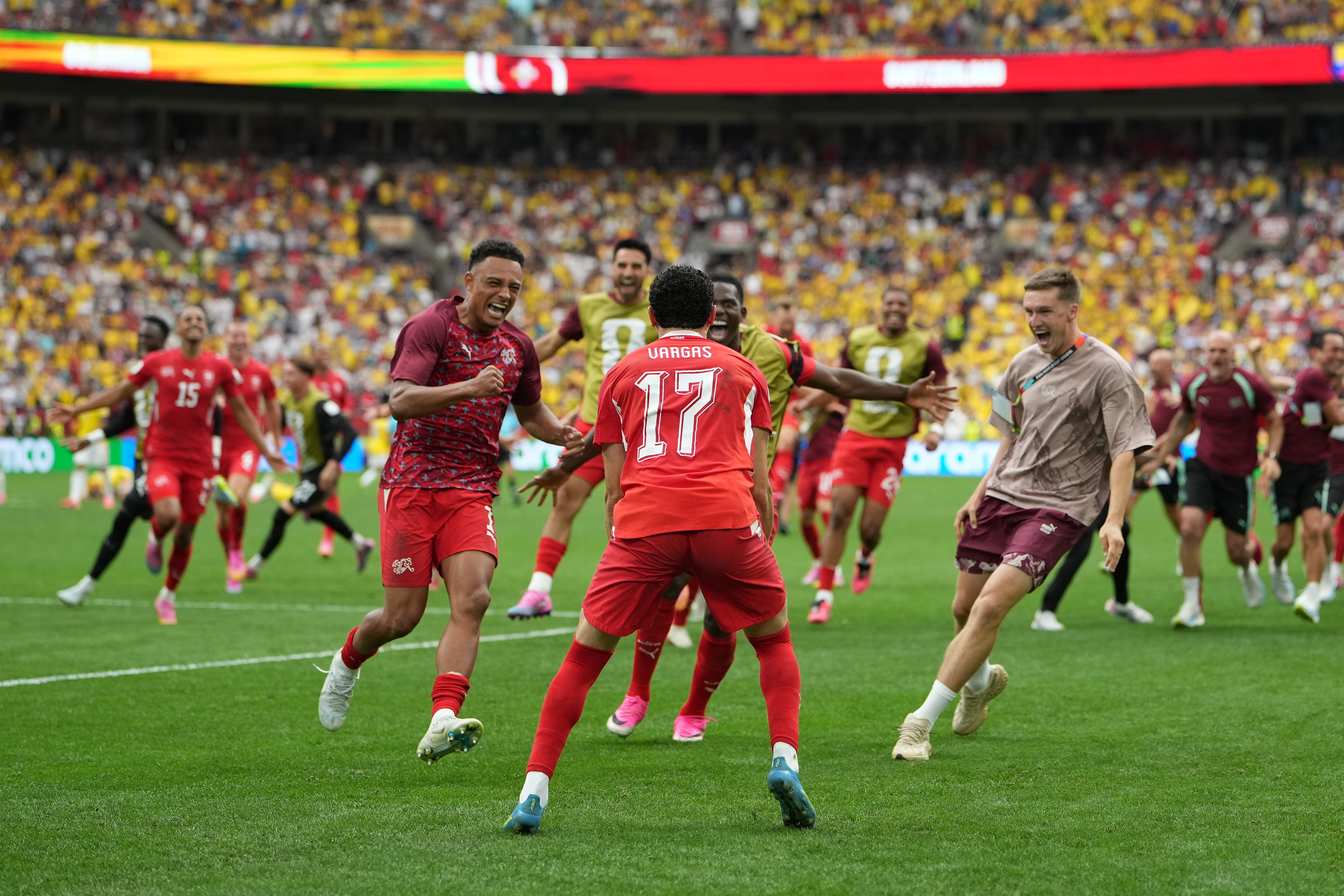 VANCOUVER (Canada), 08/07/2026.- Ruben Vargas of Switzerland (C) celebrates scoring the winning penalty with his teammates after the penalty shoot-out of the FIFA World Cup 2026 Round of 16 match Switzerland against Colombia, in Vancouver, Canada, 07 July 2026. (Suiza) EFE/EPA/BOB FRID