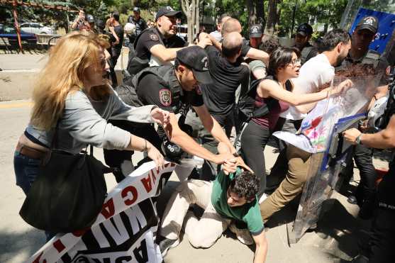 ANKARA (Turkey), 07/07/2026.- Police and protesters clash during an anti-NATO protest in Ankara, Turkey, 07 July 2026. The demonstration, organized by the Communist Party of Turkey (TKP), calls for NATO to leave Turkey and opposes the alliance's military policies ahead of the NATO Summit. (Protestas, Turquía) EFE/EPA/NECATI SAVAS
