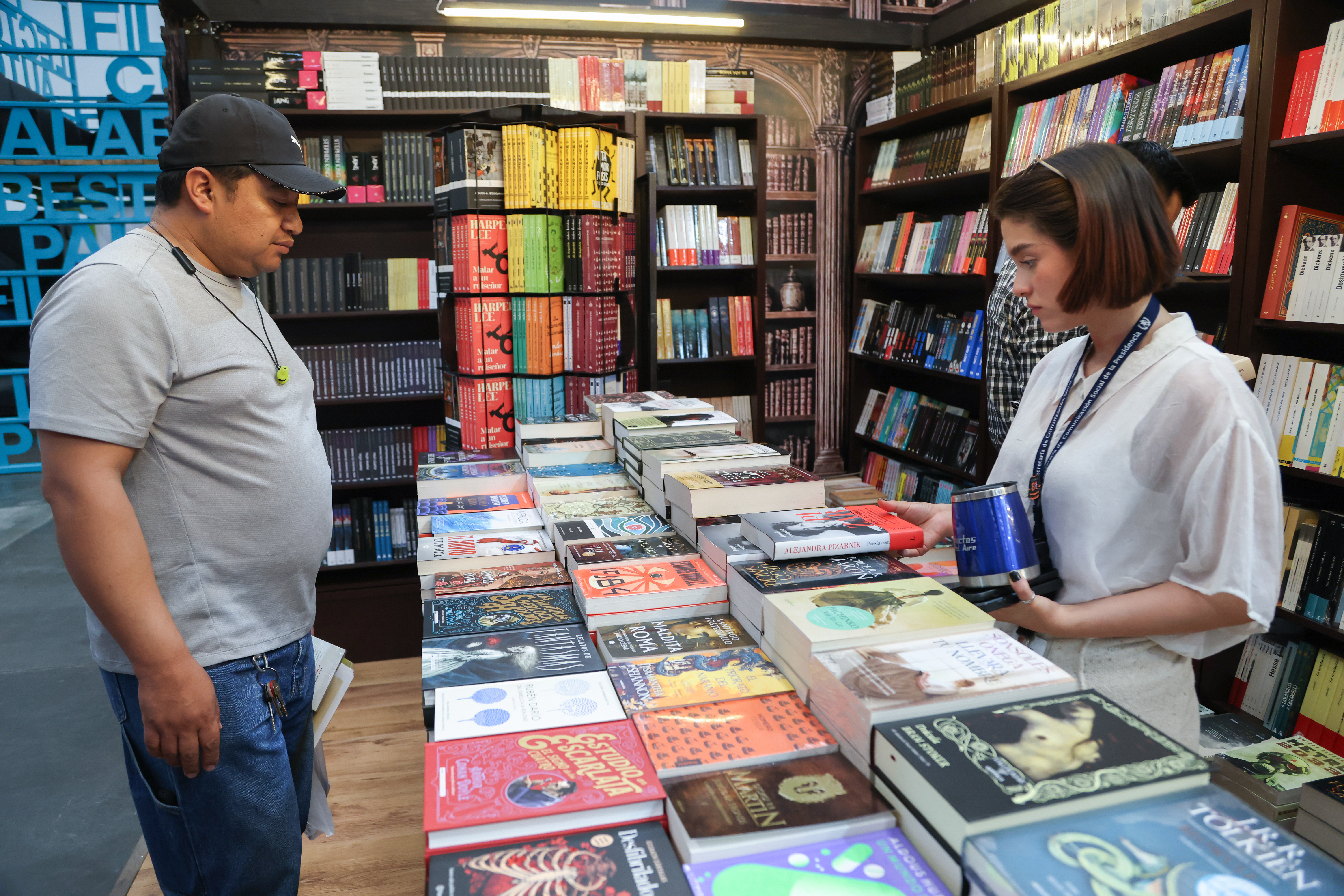 Personas asisten a la inauguración de la XXIII Feria Internacional del Libro en Guatemala (Filgua) 2026 este martes, en Ciudad de Guatemala. (Foto Prensa Libre: EFE/ Mariano Macz)