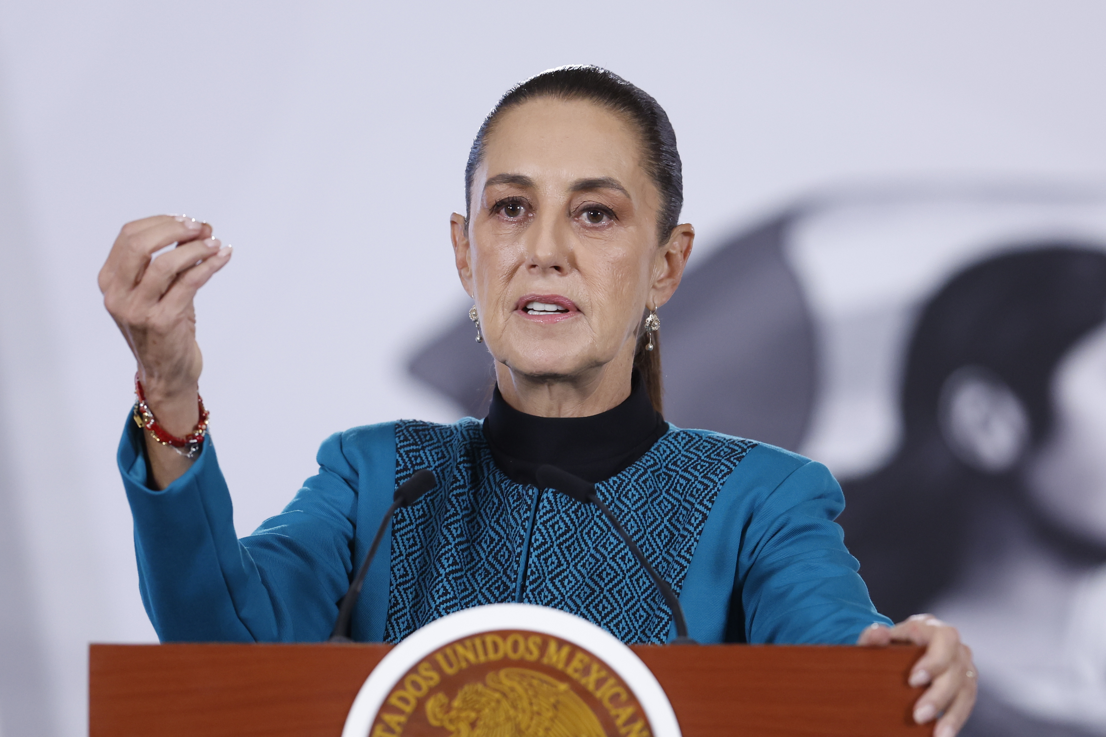 La presidenta de México, Claudia Sheinbaum, cuestiona la versión de Estados Unidos sobre la captura del narcotraficante Ismael 'El Mayo' Zambada y pregunta "¿quién mintió?", luego de que un reportaje reavivara las dudas sobre la participación del Buró Federal de Investigaciones (FBI) en el operativo. (Foto Prensa Libre: EFE/Sáshenka Gutiérrez).