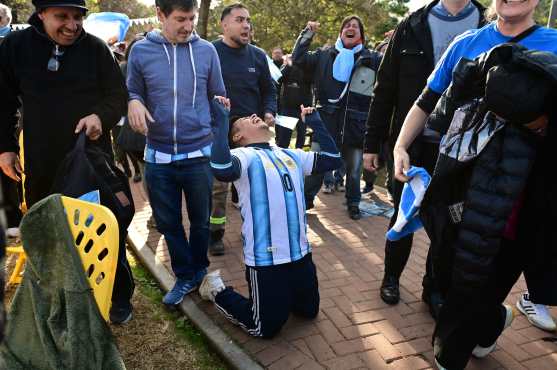 FOTODELDÍA AME8190. BUENOS AIRES (ARGENTINA), 07/07/2026.- Aficionados de Argentina celebran durante la transmisión de un partido del Mundial de la FIFA 2026 entre Argentina y Egipto este martes, en un Fan Fest en Buenos Aires (Argentina). EFE/ Matias Martin Campaya