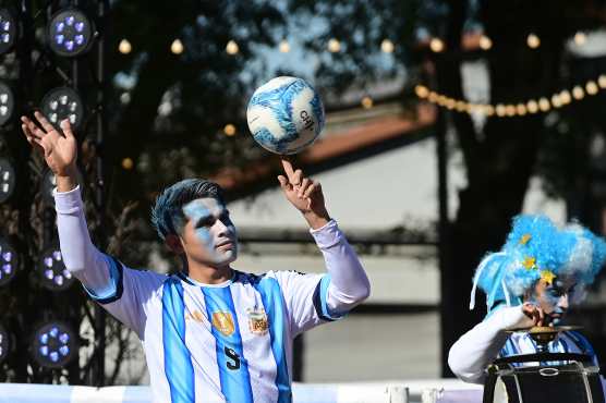 FOTODELDÍA AME8152. BUENOS AIRES (ARGENTINA), 07/07/2026.- Un hombre realiza malabares en un Fan Fest previo al partido entre Argentina y Egipto por el Mundial de la FIFA 2026 este martes, en Buenos Aires (Argentina). EFE/Matías Martín Campaya