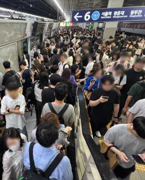 Seoul (Korea, Republic Of), 07/07/2026.- Yongsan Station on subway Line No. 1 is crowded, in Seoul, South Korea, 08 July 2026, as train services were temporarily suspended due to a blackout that hit parts of the line. (Corea del Sur, Seúl) EFE/EPA/YONHAP SOUTH KOREA OUT