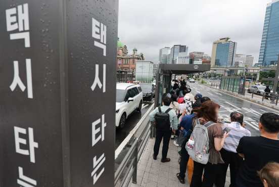 Seoul (Korea, Republic Of), 07/07/2026.- Passengers form a long queue at a taxi stand in front of Seoul Station in Seoul, South Korea, 08 July 2026, after train services on subway Line No. 1 were temporarily suspended due to a blackout that hit parts of the line. (Corea del Sur, Seúl) EFE/EPA/YONHAP SOUTH KOREA OUT