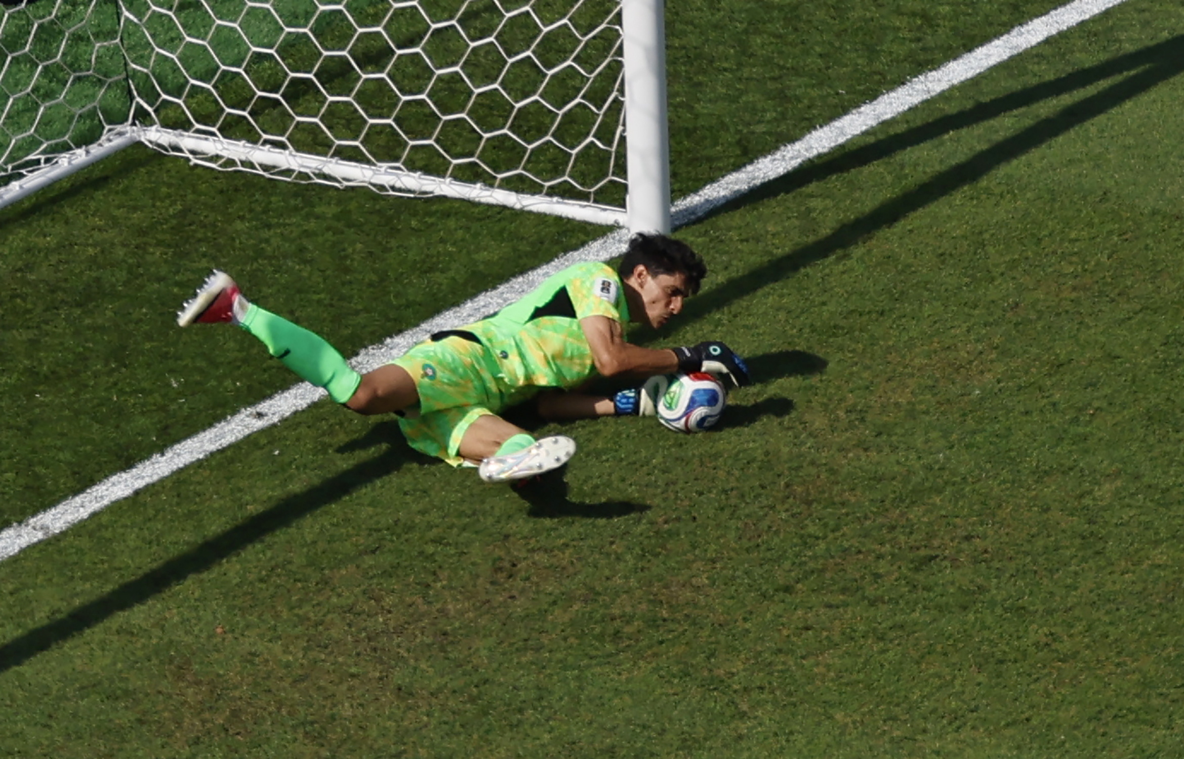 BOSTON (United States), 09/07/2026.- Morocco goalkeeper Yassine Bono Bounou saves a penalty shot by Kylian Mbappe of France during the FIFA World Cup 2026 quarterfinals match France against Morocco, in Boston, USA, 09 July 2026. (Francia, Marruecos) EFE/EPA/GREG M. COOPER