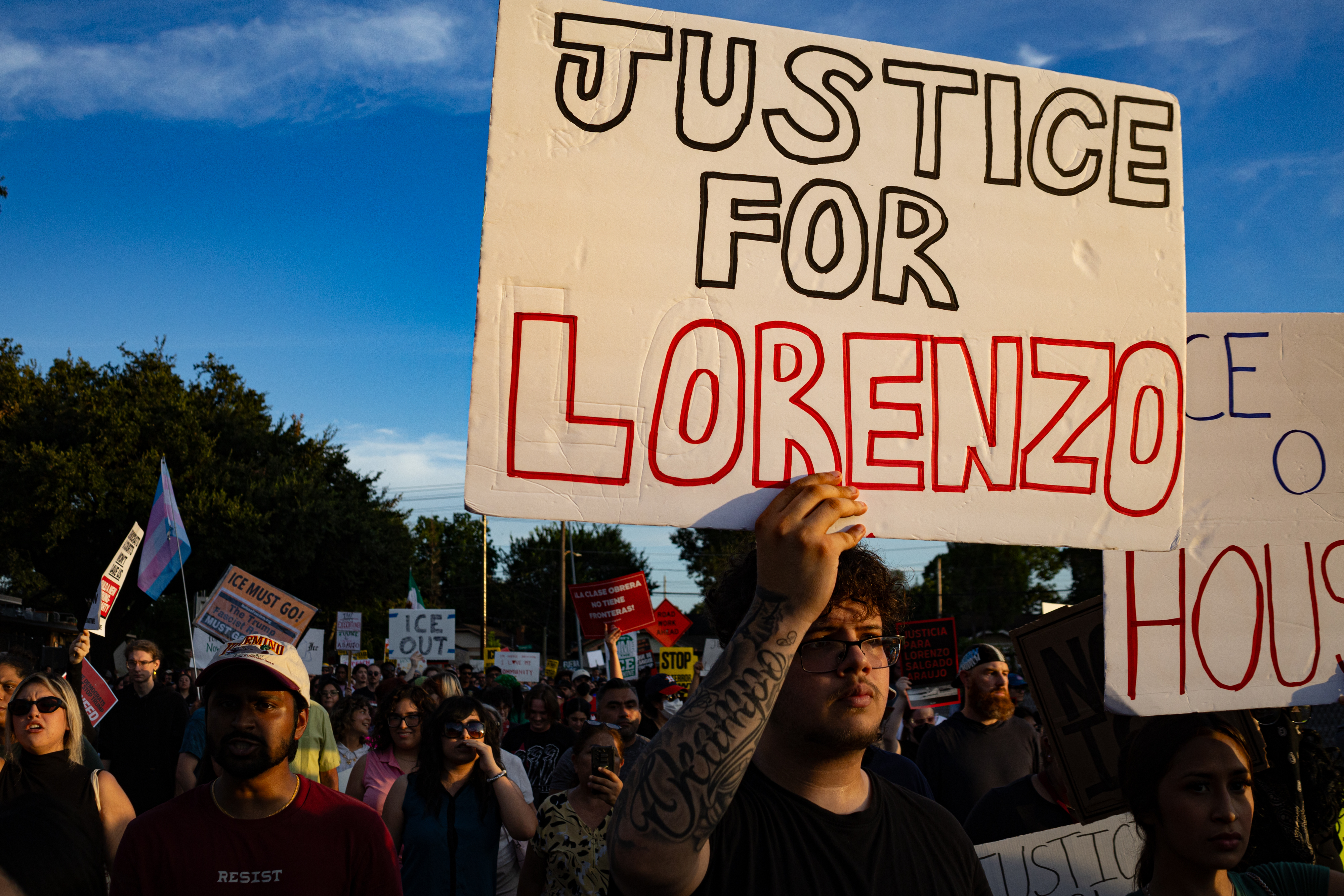Personas sostienen carteles en una manifestación contra las políticas migratorias en Houston, Texas. (Foto Prensa Libre: EFE/ Carlos Ramírez). 