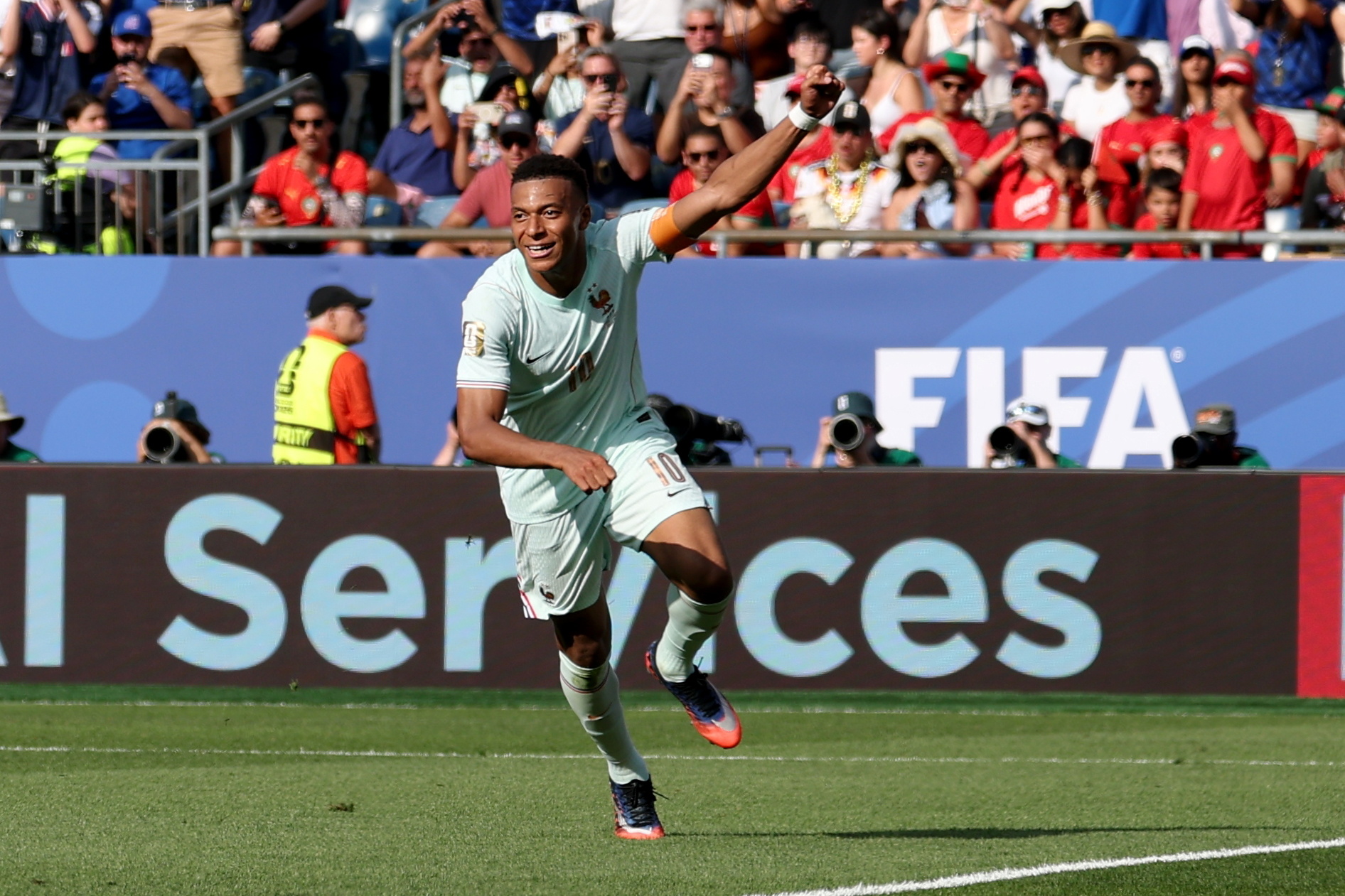 BOSTON (United States), 09/07/2026.- Kylian Mbappe of France (R) celebrates the 2-0 goal during the FIFA World Cup 2026 quarterfinals match France against Morocco, in Boston, Massachusetts, USA, 09 July 2026. (Francia, Marruecos) EFE/EPA/SARAH YENESEL