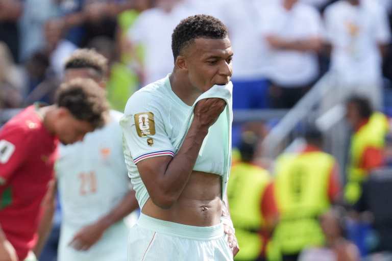 ¿Le gustó o no? La inesperada reacción de Mbappé al recibir el nuevo balón del Mundial 2