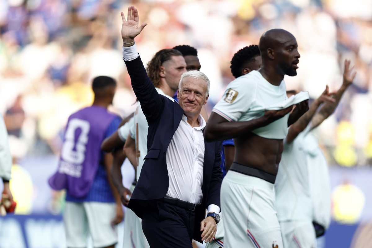 BOSTON (United States), 10/07/2026.- France's head coach Didier Deschamps greets their supporters after winning the FIFA World Cup 2026 quarterfinals match France against Morocco, in Boston, Massachusetts, USA, 09 July 2026. (Francia, Marruecos) EFE/EPA/WILL OLIVER