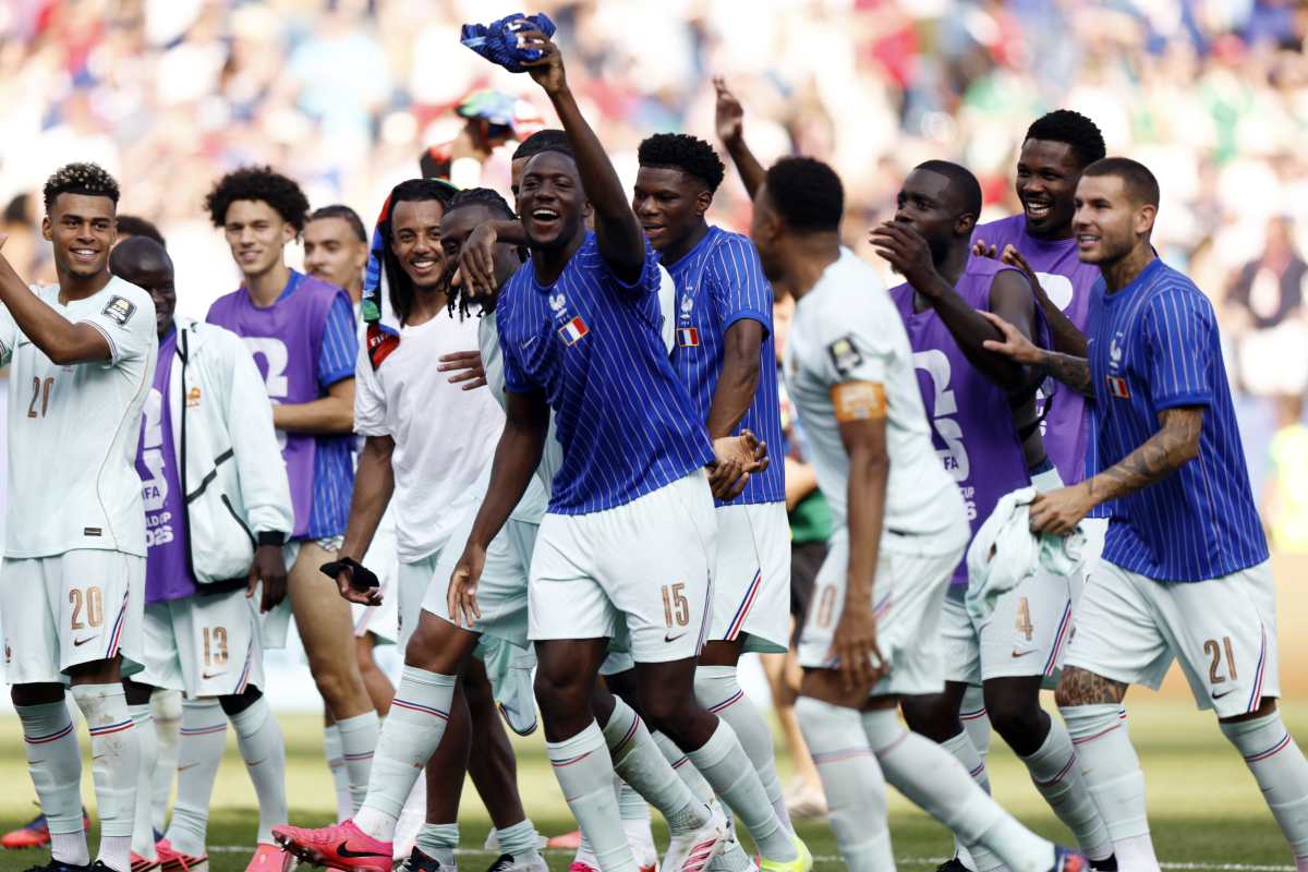 BOSTON (United States), 10/07/2026.- Players of France celebrate with their supporters after winning the FIFA World Cup 2026 quarterfinals match France against Morocco, in Boston, Massachusetts, USA, 09 July 2026. (Francia, Marruecos) EFE/EPA/WILL OLIVER