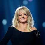 PORTUGAL, 09/07/2026.- La cantante británica Bonnie Tyler, conocida sobre todo por su éxito 'Total Eclipse of the Heart', ha muerto a los 75 años, según un comunicado en su página web. Tyler falleció "inesperadamente" en un hospital de Portugal, donde recibía tratamiento, informó su familia en la nota. "La familia y el equipo de Bonnie están desconsolados al anunciar que falleció inesperadamente anoche en un hospital de Portugal, a consecuencia de la enfermedad por la que estaba siendo tratada", agregaron. "Por ahora pedimos privacidad para afrontar esta tragedia", puntualiza la nota. En la imagen, Tyler durante su actuación en la gran final de la 58ª edición de Festival de Eurovisión en Malmo, Suecia, en 2013. EFE/ Jessica Gow