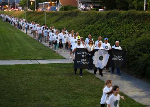 ZAGREB (Croatia), 10/07/2026.- People carry a banner reading 'Srebrenica 1995 never forget' and 'Zagreb to Srebrenica' during a march to commemorate 31st anniversary of the Srebrenica genocide, in Zagreb, Croatia, 10 July 2026. The remains of newly identified victims will be laid to rest at the Potocari Memorial Cemetery on 11 July 2026. The date marks the 31st anniversary of the 1995 Srebrenica genocide, during which more than 8,000 Bosnian Muslim men and boys were murdered. (Croacia) EFE/EPA/ANTONIO BAT