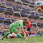 INGLEWOOD (United States), 10/07/2026.- Spain goalkeeper Unai Simon concedes the 1-1 equalizer goal during the FIFA World Cup 2026 quarterfinals match Spain against Belgium, in Los Angeles, USA, 10 July 2026. (Bélgica, España) EFE/EPA/CHRIS TORRES