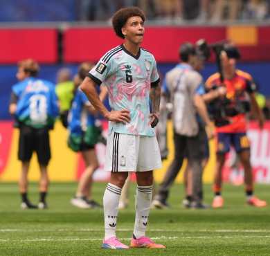 INGLEWOOD (United States), 10/07/2026.- Axel Witsel of Belgium stands dejected after losing the FIFA World Cup 2026 quarterfinals match Spain against Belgium, in Los Angeles, USA, 10 July 2026. (Bélgica, España) EFE/EPA/SCOTT STRAZZANTE