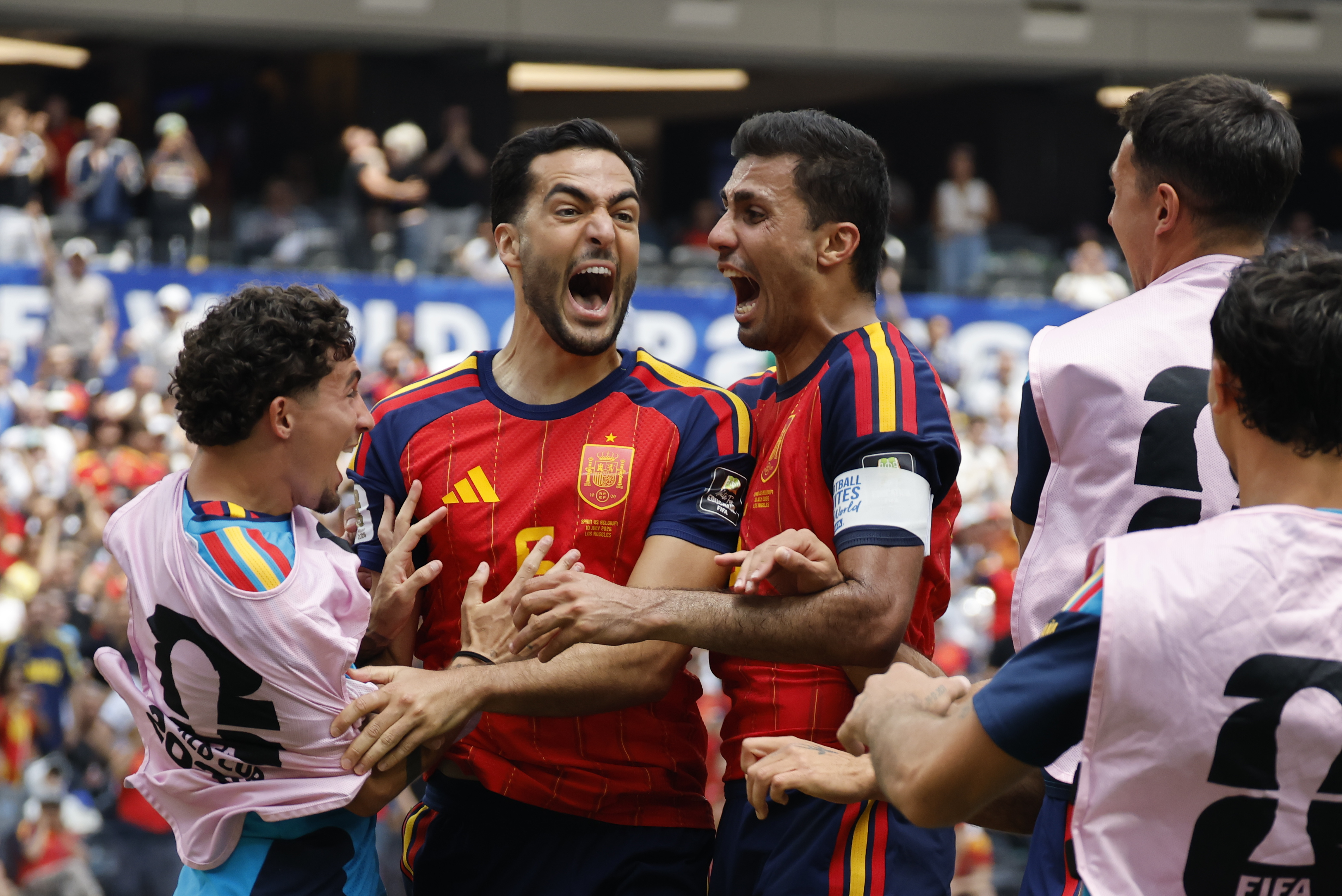AMDEP8573. LOS ÁNGELES (ESTADOS UNIDOS), 10/07/2026.- Jugadores de España celebran un gol este viernes, en un partido de cuartos de final del Mundial de la FIFA 2026 entre España y Bélgica en el estadio SoFi en Los Ángeles (Estados Unidos). EFE/ Lavandeira Jr