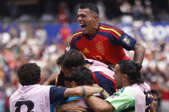 INGLEWOOD (United States), 10/07/2026.- Pedro Porro of Spain celebrates with teammates the 2-1 goal during the FIFA World Cup 2026 quarterfinals match Spain against Belgium, in Los Angeles, USA, 10 July 2026. (Bélgica, España) EFE/EPA/CHRISTOPHER TORRES