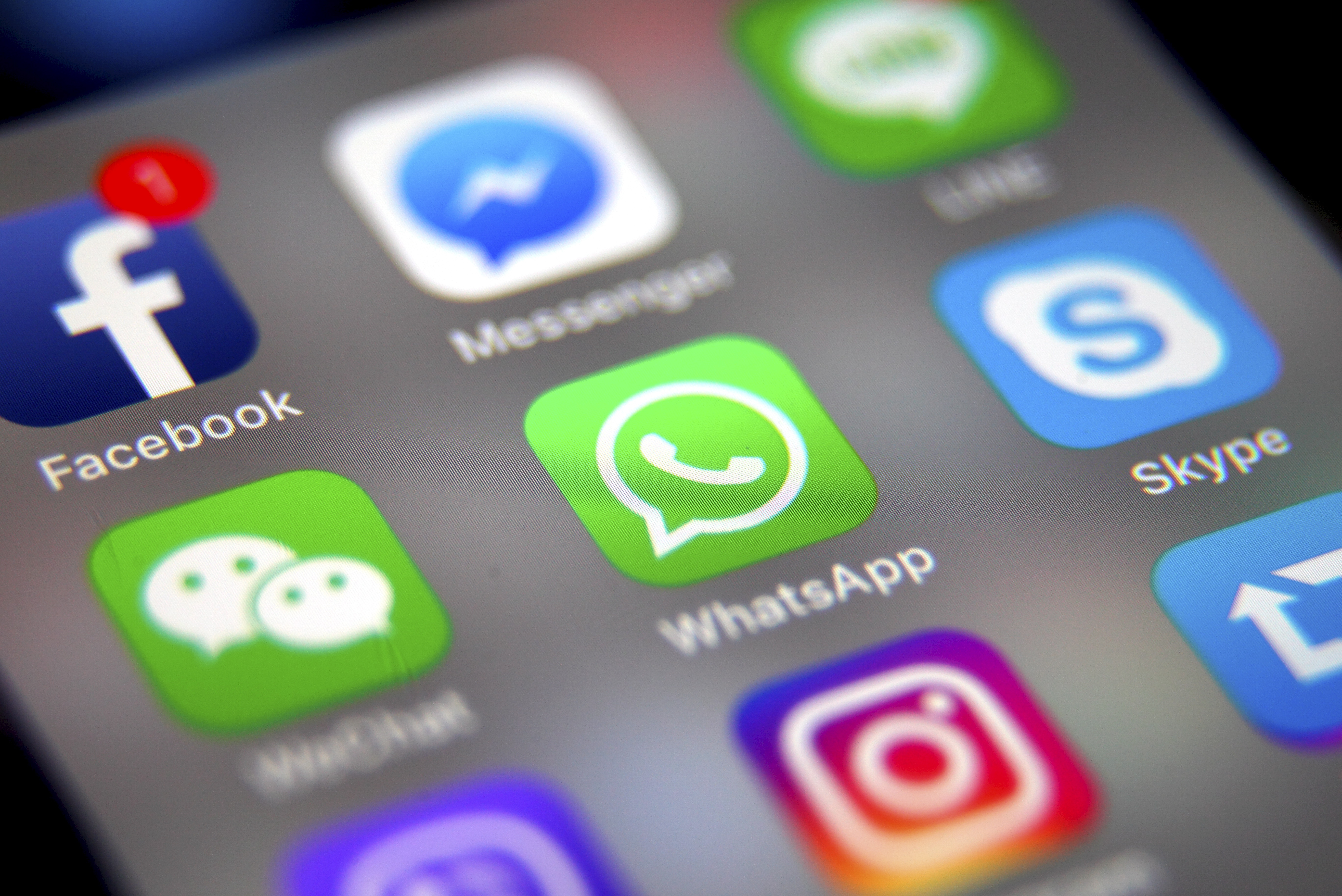 La Comisión Europea acusa este viernes a Instagram y Facebook de tener un "diseño adictivo" por características como su 'scroll' infinito, la reproducción automática de videos, las notificaciones y un contenido "altamente personalizado" que ponen en riesgo "el bienestar físico y mental de los usuarios, incluidos menores y adultos vulnerables". (Foto Prensa Libre: EFE/ Ritchie B. Tongo).