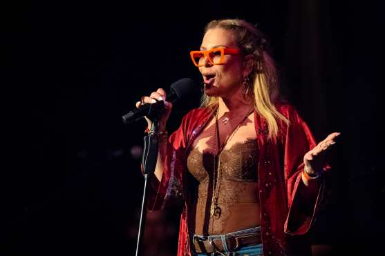 PALAFRUGELL (GIRONA), 11/07/2026.- La cantante estadounidense Anastacia durante el concierto del Festival de Cap Roig celebrado este sábado en Palafrugell. EFE/David Borrat