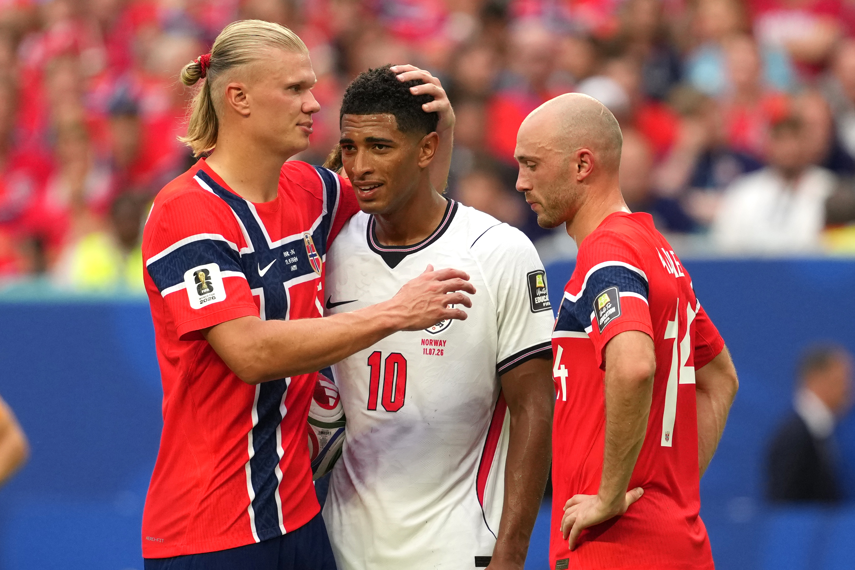 GR6026. MIAMI (ESTADOS UNIDOS), 11/07/2026.- Erling Haaland (i) de Noruega saluda a Jude Bellingham (c) de Inglaterra este sábado, en un partido de cuartos de final del Mundial de la FIFA 2026 entre Noruega e Inglaterra en el estadio Hard Rock en Miami (Estados Unidos).  EFE/ Alberto Boal