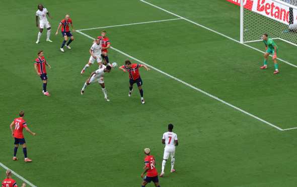 MIAMI (United States), 12/07/2026.- Jude Bellingham of England (CL) heads the ball during the FIFA World Cup 2026 quarterfinals match Norway against England, in Miami, USA, 11 July 2026. (Noruega) EFE/EPA/CRISTOBAL HERRERA-ULASHKEVICH