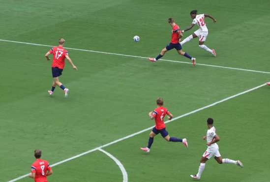 MIAMI (United States), 11/07/2026.- Noni Madueke of England (back-R) in action during the FIFA World Cup 2026 quarterfinals match Norway against England, in Miami, USA, 11 July 2026. (Noruega) EFE/EPA/CRISTOBAL HERRERA-ULASHKEVICH