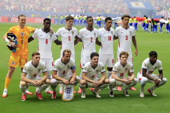 MIAMI (United States), 11/07/2026.- Players of England pose for a family picture ahead of the FIFA World Cup 2026 quarterfinals match Norway against England, in Miami, Florida, USA, 11 July 2026. (Noruega) EFE/EPA/SHAWN THEW