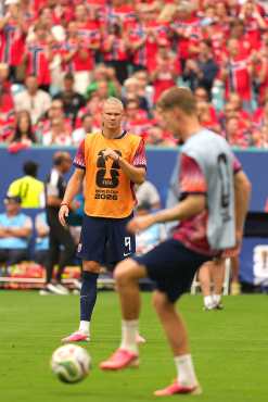 GR6006. MIAMI (ESTADOS UNIDOS), 11/07/2026.- Erling Haaland de Noruega calienta este sábado, previo al partido de cuartos de final del Mundial de la FIFA 2026 entre Noruega e Inglaterra en el estadio Hard Rock en Miami (Estados Unidos). EFE/ Alberto Boal