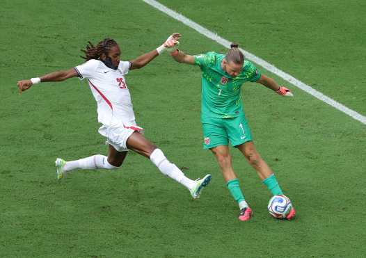 MIAMI (United States), 12/07/2026.- Djed Spence of England (L) and goalkeeper Orjan Nyland of Norway in action during the FIFA World Cup 2026 quarterfinals match Norway against England, in Miami, USA, 11 July 2026. (Noruega) EFE/EPA/CRISTOBAL HERRERA-ULASHKEVICH
