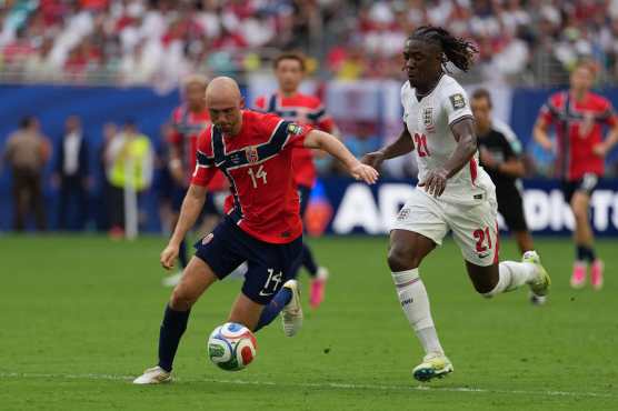 GR6027. MIAMI (ESTADOS UNIDOS), 11/07/2026.- Fredrik Aursnes (i) de Noruega disputa el balón con Eberechi Eze de Inglaterra este sábado, en el partido de cuartos de final del Mundial de la FIFA 2026 entre Noruega e Inglaterra en el estadio Hard Rock en Miami (Estados Unidos). EFE/ Octavio Guzmán
