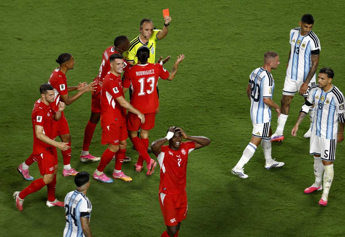 KANSAS CITY (United States), 12/07/2026.- Breel Embolo (C bottom) of Switzerland is shown the red card by referee Joao Pedro Silva Pinheiro during the FIFA World Cup 2026 quarterfinals match Argentina vs Switzerland, in Kansas City, USA, 11 July 2026. (Suiza) EFE/EPA/WILL OLIVER