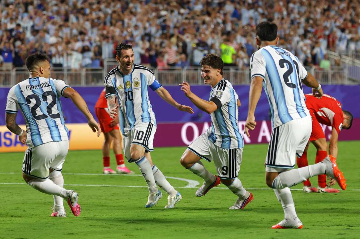 KANSAS CITY (United States), 12/07/2026.- Julian Alvarez of Argentina (C) celebrates with his teammates after scoring the 2-1 goal during the FIFA World Cup 2026 quarterfinals match Argentina vs Switzerland, in Kansas City, Missouri, USA, 11 July 2026. (Suiza) EFE/EPA/CHRISTOPHER NEUNDORF