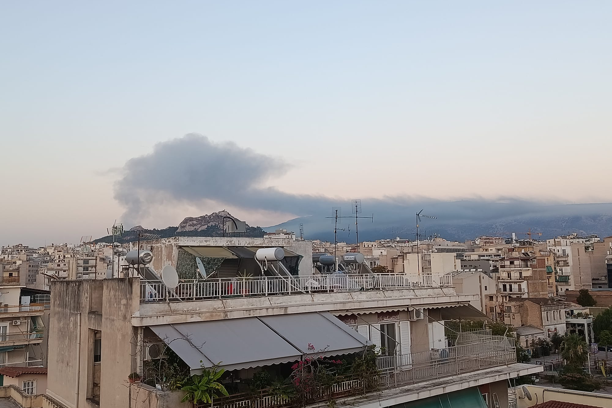 ATENAS (GRECIA), 12/07/2026.- Un gran incendio declarado este domingo en el antiguo estadio olímpico de bádminton de Atenas ha cubierto de humo el centro de la capital griega, mientras decenas de bomberos trabajan para controlar las llamas y las autoridades piden a la población más cercana que permanezca en espacios cerrados. EFE/Diego Sáez
Saludos, 
Diego
