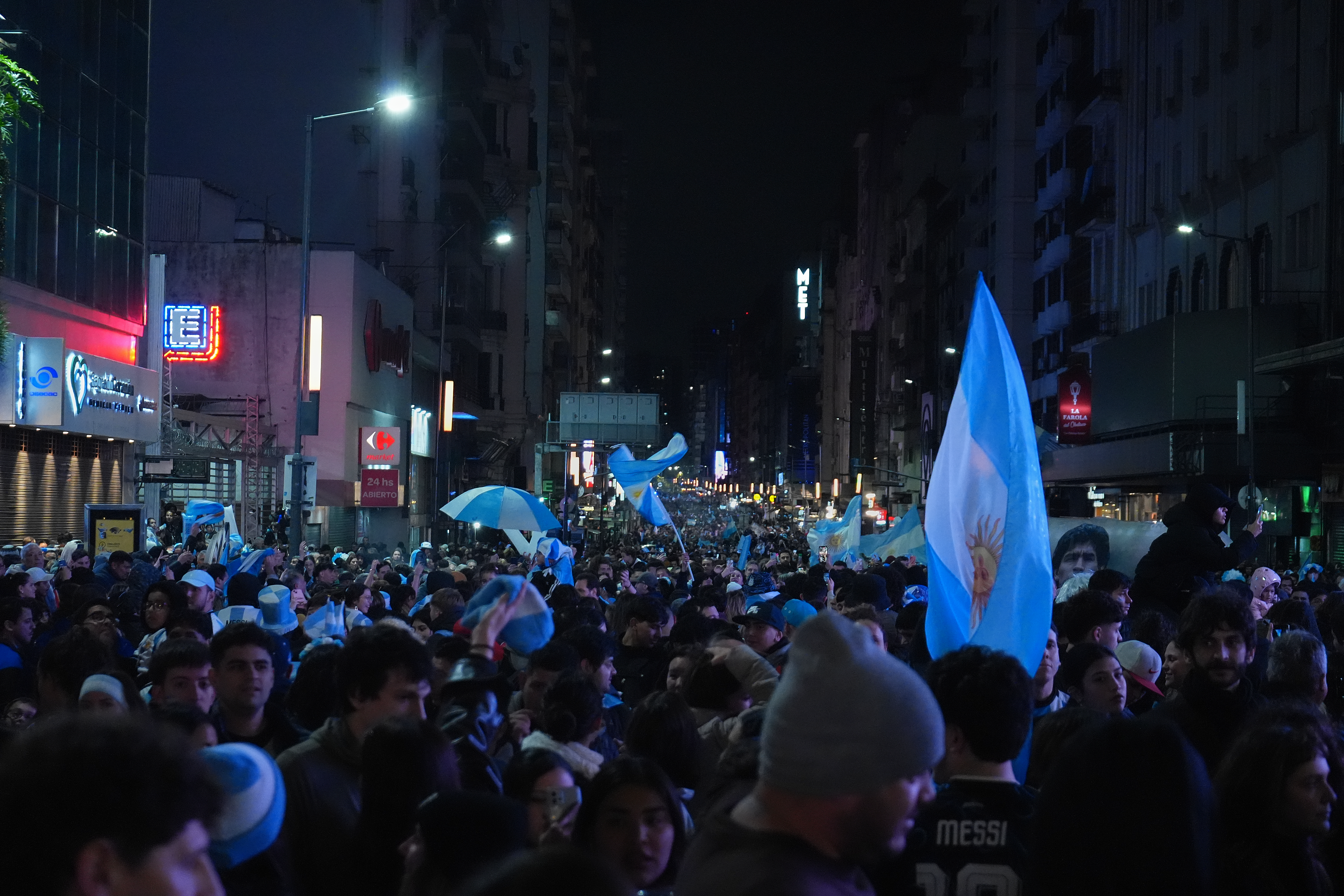 AME9065. BUENOS AIRES (ARGENTINA), 11/07/2026.- Aficionados de Argentina celebran este sábado, tras la clasificación de su selección a semifinales del Mundial de la FIFA 2026 en Buenos Aires (Argentina). EFE/Adan González