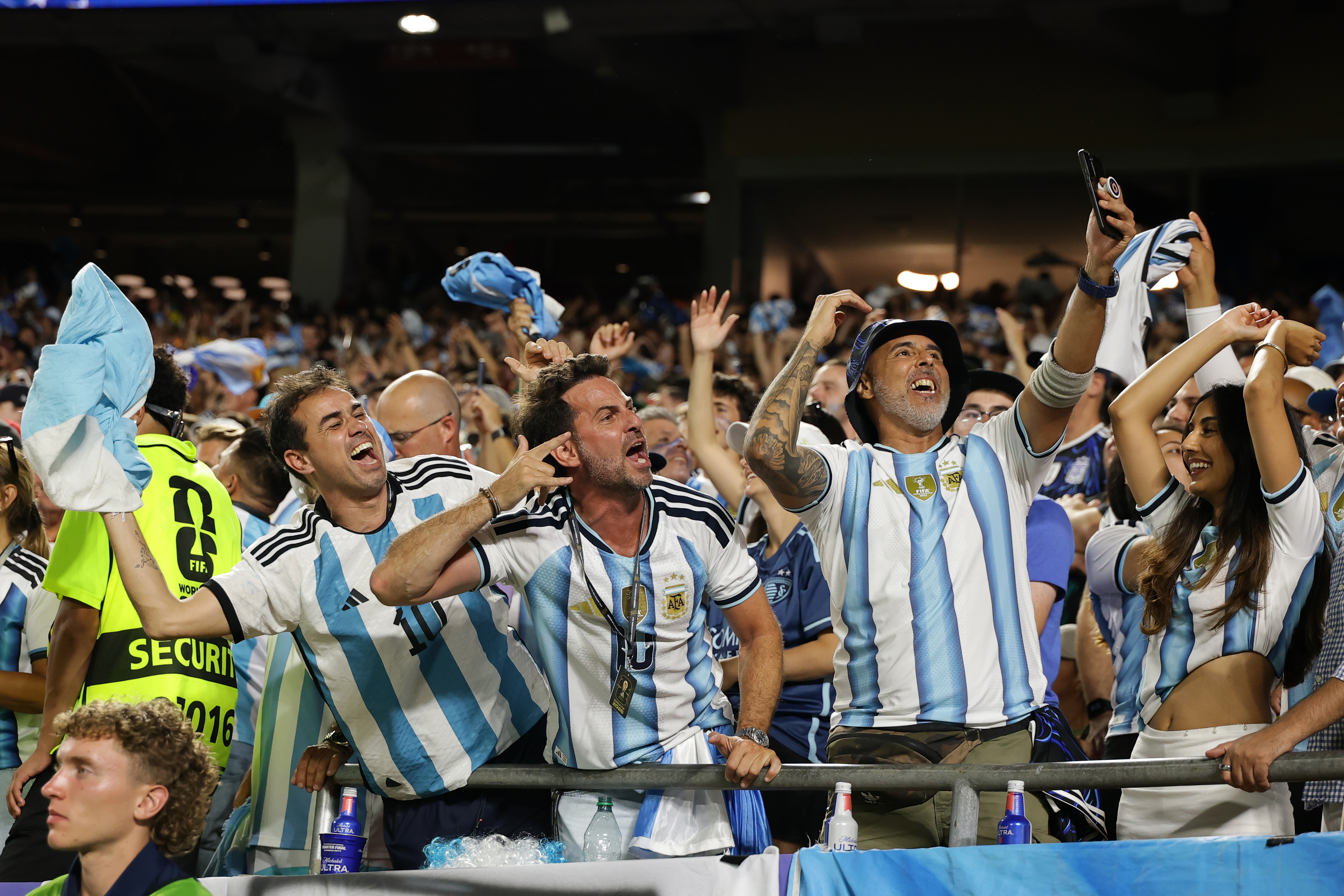 KANSAS CITY (United States), 12/07/2026.- Supporters of Argentina celebrate the 2-1 goal during the FIFA World Cup 2026 quarterfinals match Argentina vs Switzerland, in Kansas City, Missouri, USA, 11 July 2026. (Suiza) EFE/EPA/CHRISTOPHER NEUNDORF