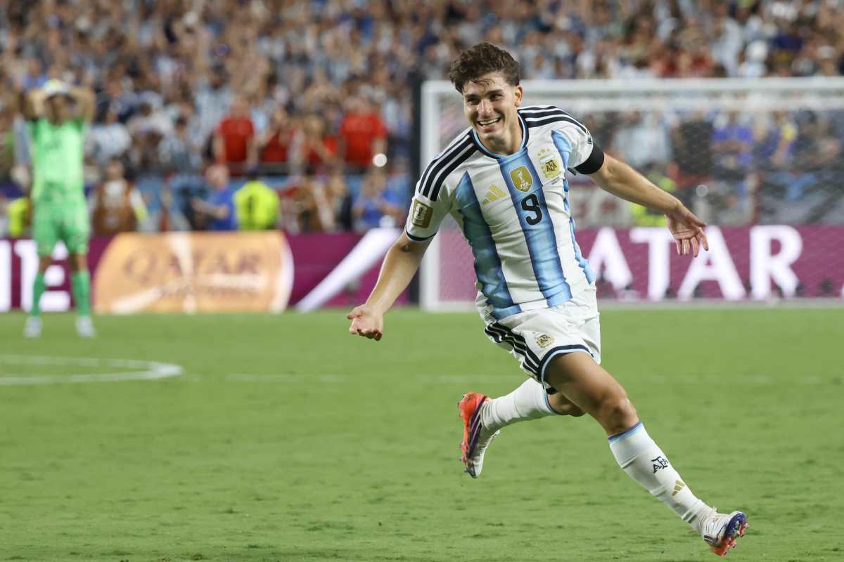 GR7028. KANSAS (ESTADOS UNIDOS), 11/07/2026.- Julián Alvarez de Argentina celebra un gol este sábado, en un partido de cuartos de final del Mundial de la FIFA 2026 entre Argentina y Suiza en el estadio Arrowhead de Kansas (EE.UU.). EFE/ Kenneth Fernández