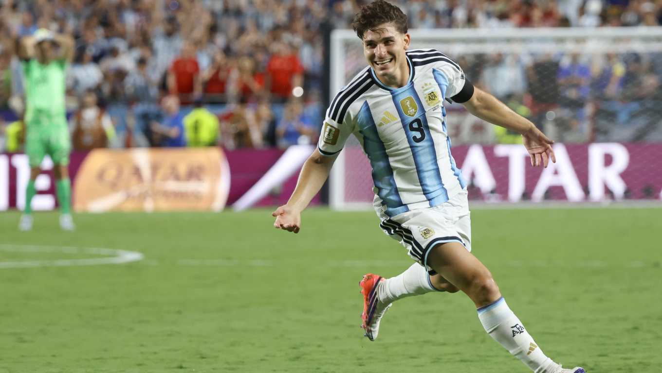GR7028. KANSAS (ESTADOS UNIDOS), 11/07/2026.- Julián Alvarez de Argentina celebra un gol este sábado, en un partido de cuartos de final del Mundial de la FIFA 2026 entre Argentina y Suiza en el estadio Arrowhead de Kansas (EE.UU.). EFE/ Kenneth Fernández