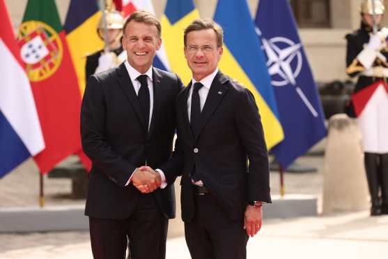 PARIS (France), 13/07/2026.- French President Emmanuel Macron (L) greets Swedish Prime Minister Ulf Kristersson ahead of the Coalition of the Willing summit on security guarantees for Ukraine at the Hotel des Invalides in Paris, France, 13 July 2026. (Francia, Ucrania) EFE/EPA/TERESA SUAREZ / POOL