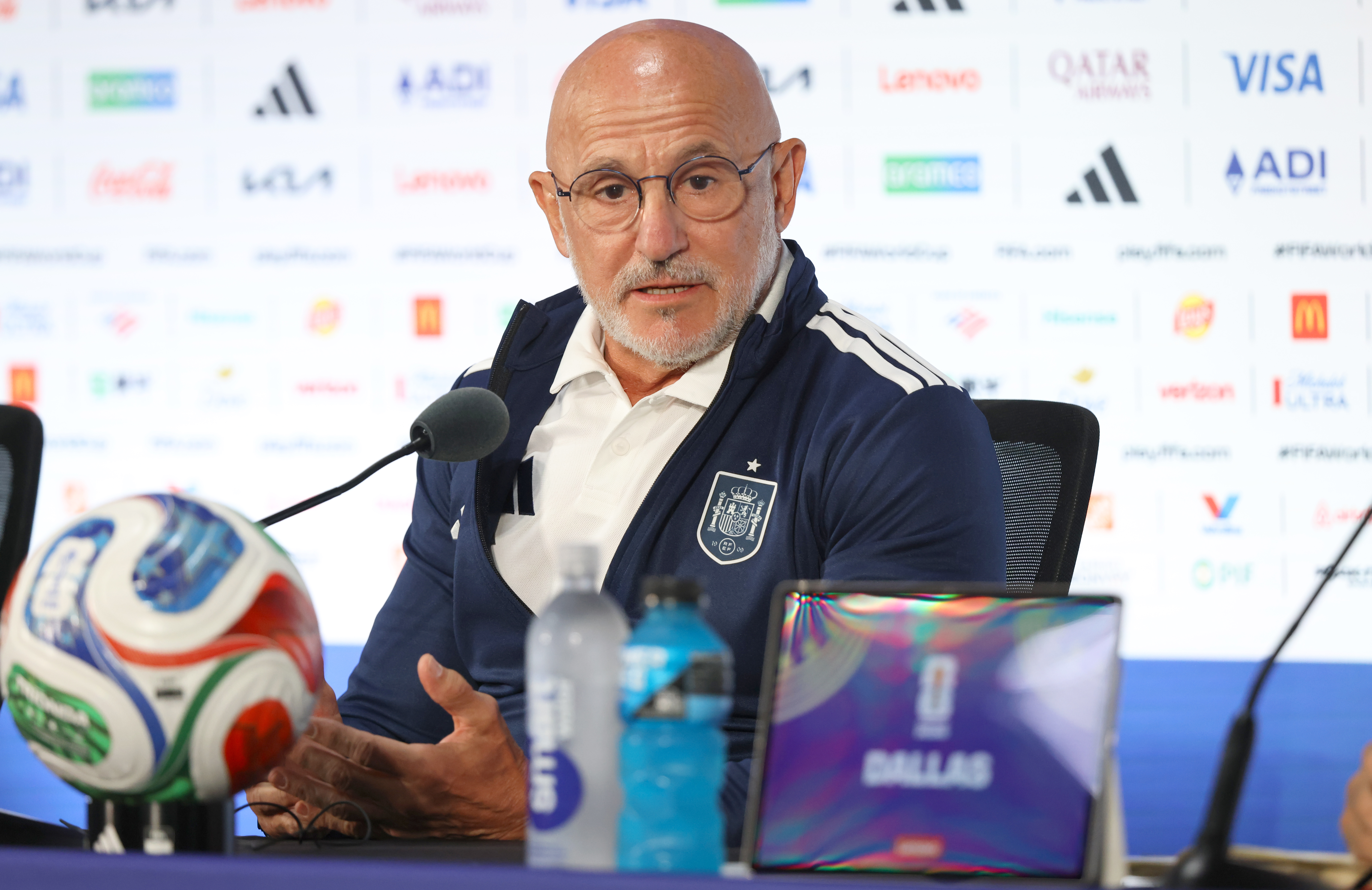 GR2008. DALLAS (ESTADOS UNIDOS), 13/07/2026.- El seleccionador de España Luis de la Fuente habla en una rueda de prensa este lunes, previo al partido de semifinales del Mundial de la FIFA 2026 entre Francia y España en Dallas (EE.UU.). EFE/ Kenneth Fernández
