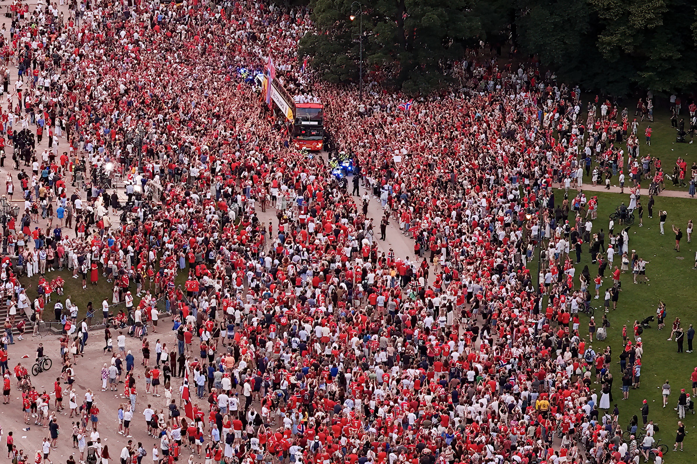 Olso (Norway), 13/07/2026.- Fans cheer the Norwegian men's national team after their participation in the FIFA World Cup 2026 at the Slottsplassen in Oslo, Norway, 13 July 2026. (Mundial de Fútbol, Noruega) EFE/EPA/Hans O. Torgersen NORWAY OUT