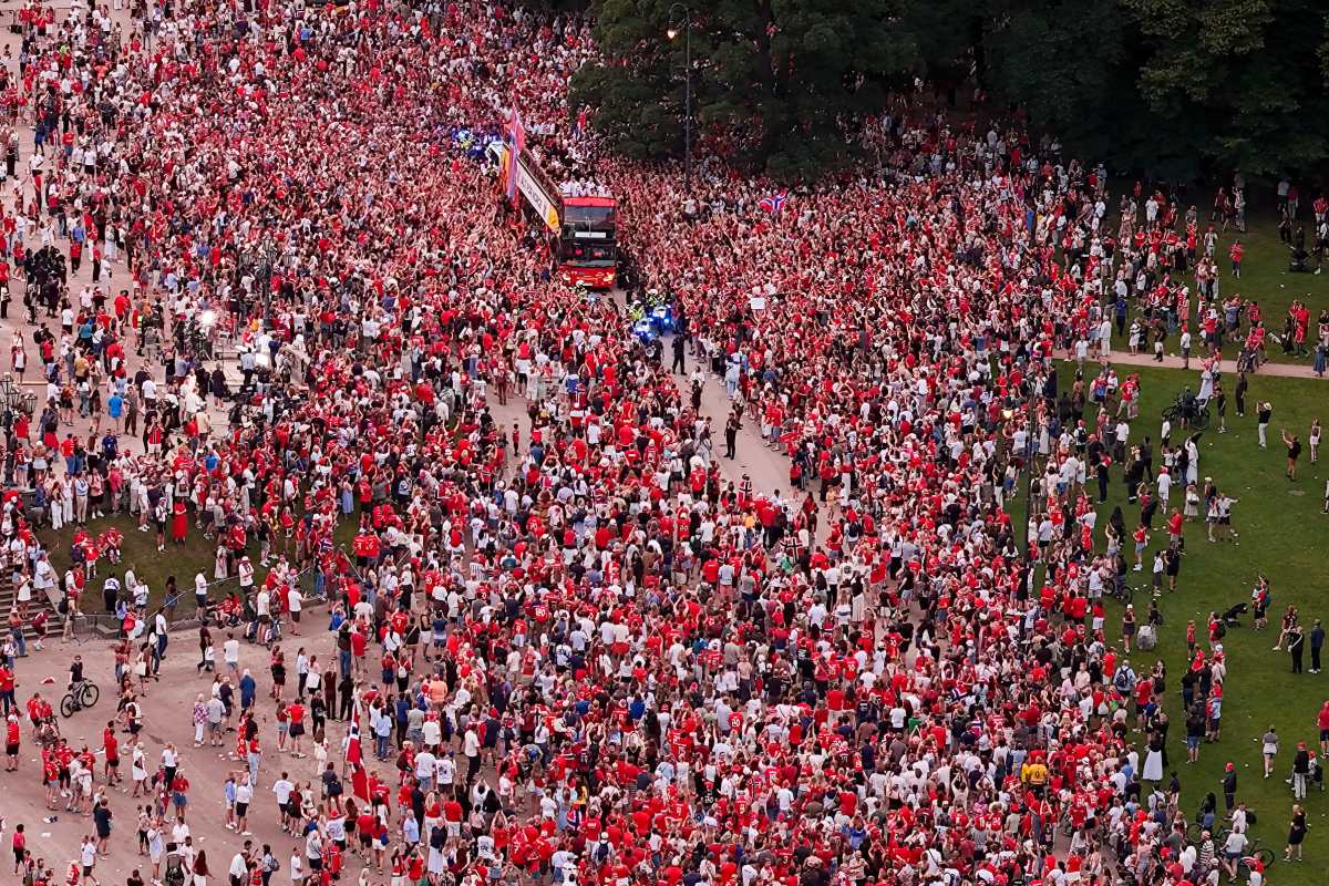 Olso (Norway), 13/07/2026.- Fans cheer the Norwegian men's national team after their participation in the FIFA World Cup 2026 at the Slottsplassen in Oslo, Norway, 13 July 2026. (Mundial de Fútbol, Noruega) EFE/EPA/Hans O. Torgersen NORWAY OUT