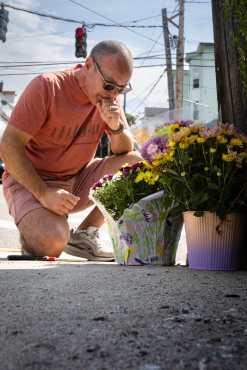 BIDDEFORD (United States), 13/07/2026.- Misael Valdes of Wells, Maine prays after leaving flowers and lighting a candle at the corner of Pooll and Hill Streets at the site of a shooting involving ICE agents in which one person was killed, in Biddeford, Maine, USA, 13 July 2026. (Protestas) EFE/EPA/Troy R. Bennett