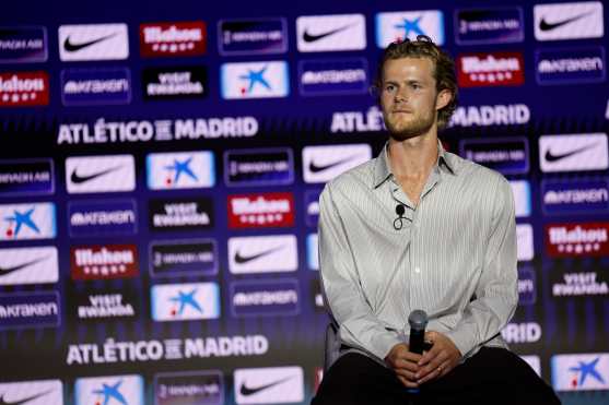 MADRID, 13/07/2026.- El danés Morten Hjulmand duante su presentación como nuevo jugador Atlético de Madrid, este lunes en el estadio Metropolitano de Madrid. EFE/ Chema Moya