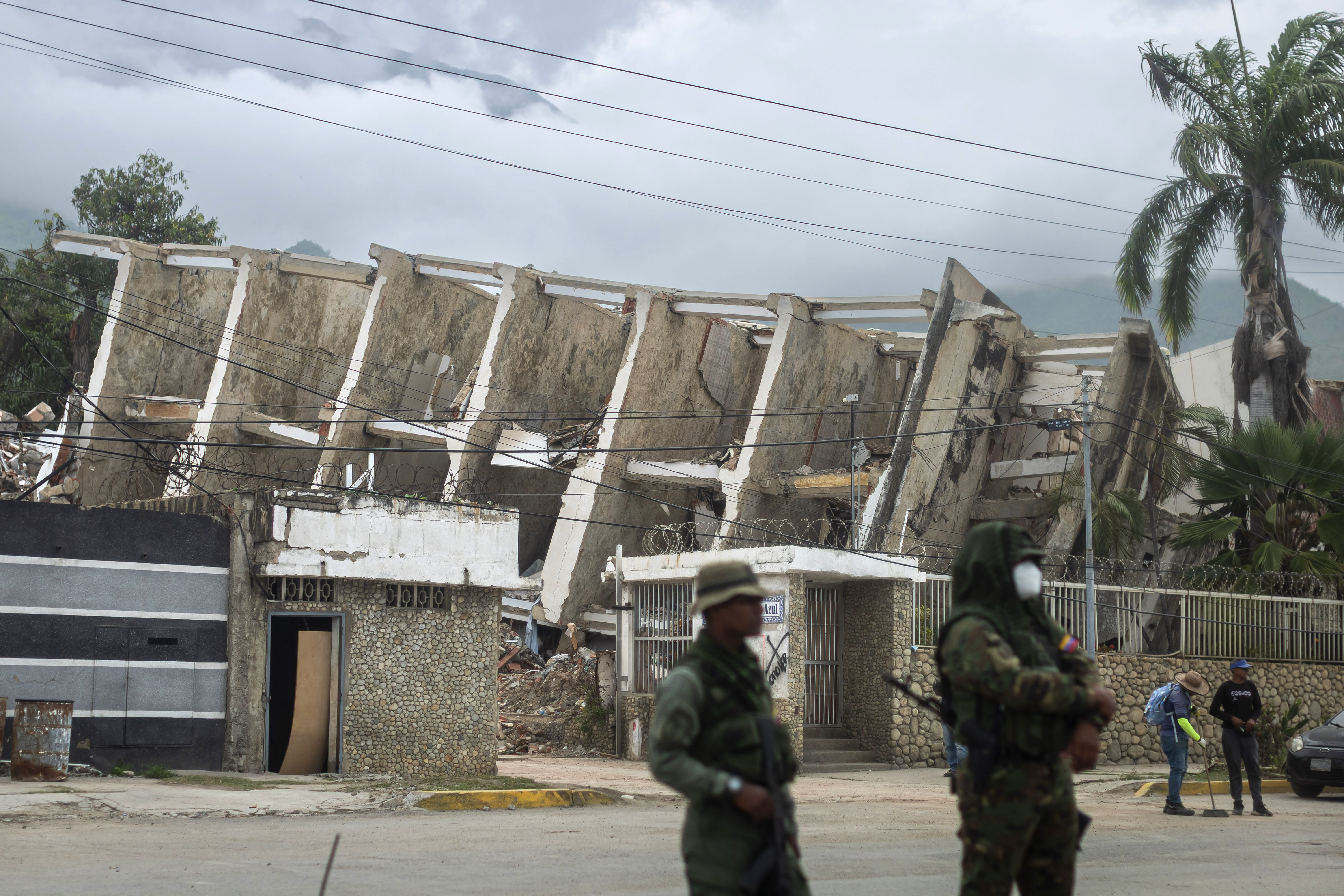 Fotografía que muestra un edificio afectado tras los terremotos del 24 de junio en La Guaira. (Foto Prensa Libre: EFE/ Miguel Gutiérrez).